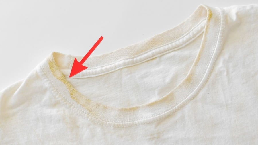 Bạn có thể sử dụng baking soda kết hợp với các nguyên liệu như giấm, bột giặt để làm sạch quần áo trắng.