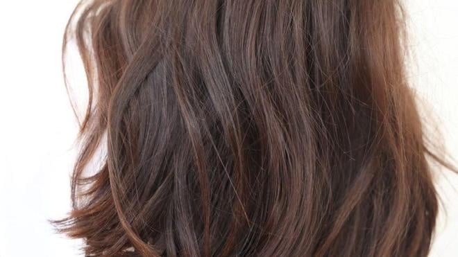 Ở những người cao tuổi có sức khỏe tốt, tóc thường không quá khô xơ mà vẫn giữ được độ bóng và độ mềm nhất định. 