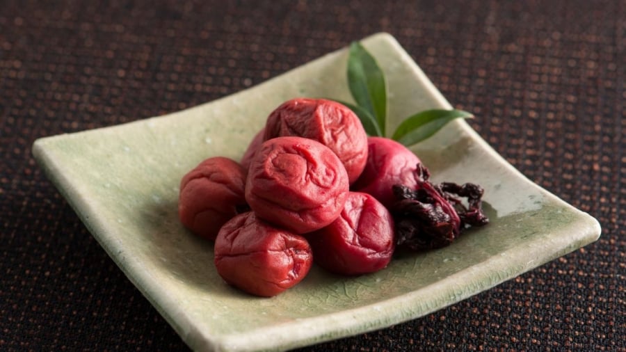 Món mơ muối là một trong những đặc trưng của ẩm thực Nhật Bản.