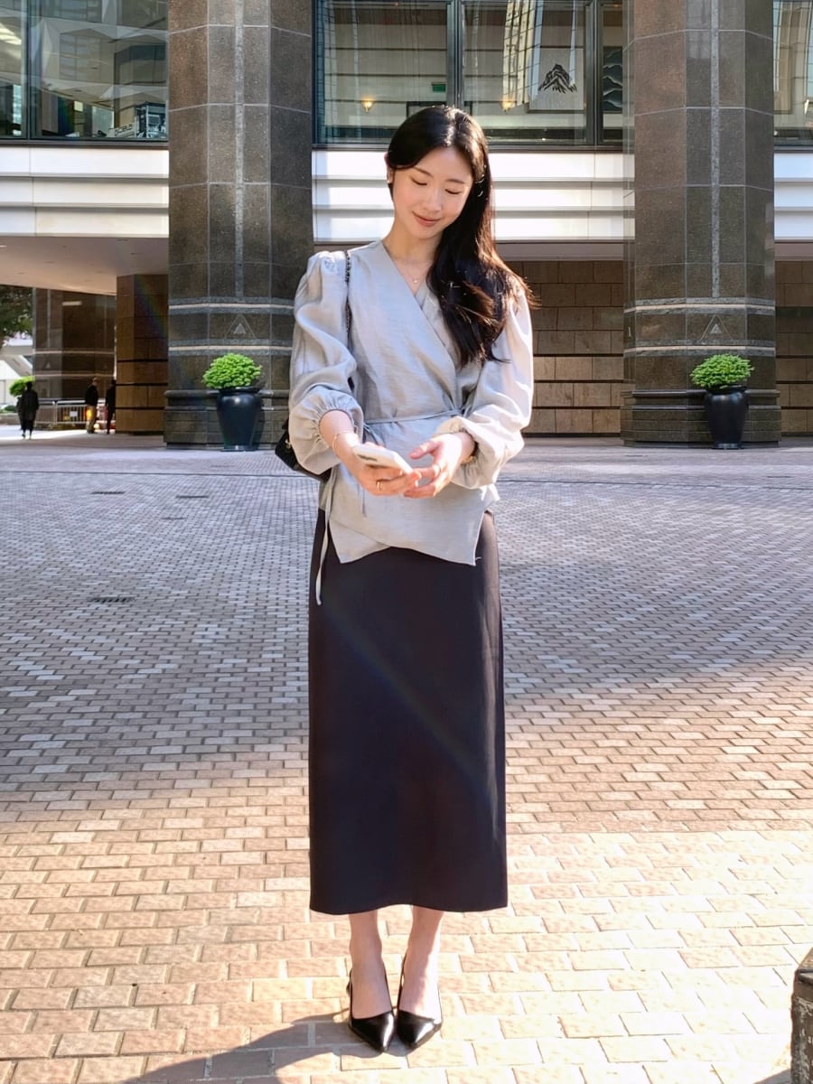 So với sơ mi, áo blouse mang đến cảm giác nữ tính và nhẹ nhàng hơn nhờ những chi tiết mềm mại đặc trưng. 