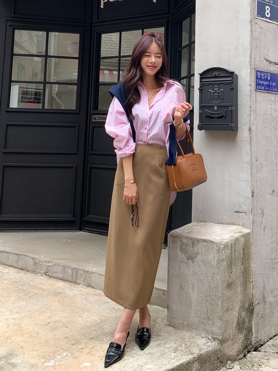 Áo sơ mi luôn giữ vị trí ổn định trong tủ đồ công sở nhờ tính ứng dụng cao và khả năng thích nghi với nhiều hoàn cảnh