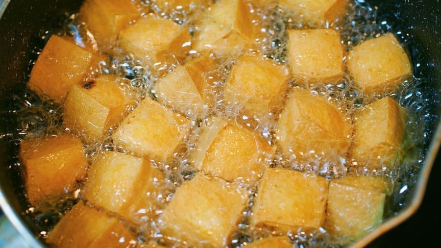 Khi rán đậu, bạn phải chờ dầu nóng rồi mới cho đậu vào chảo.