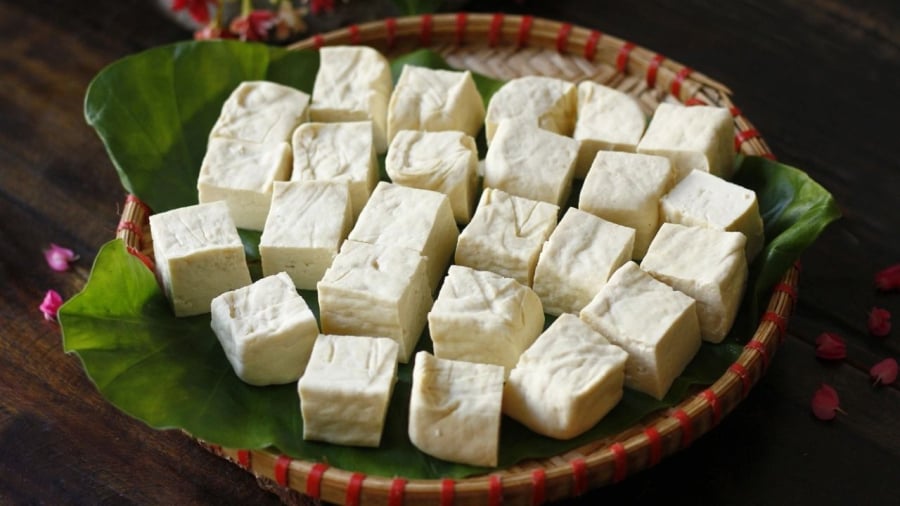 Với món đậu rán, bạn có thể chọn những loại đậu cứng, chắc tay để khi rán đậu có lớp vỏ vàng giòn, không dễ bị vỡ.