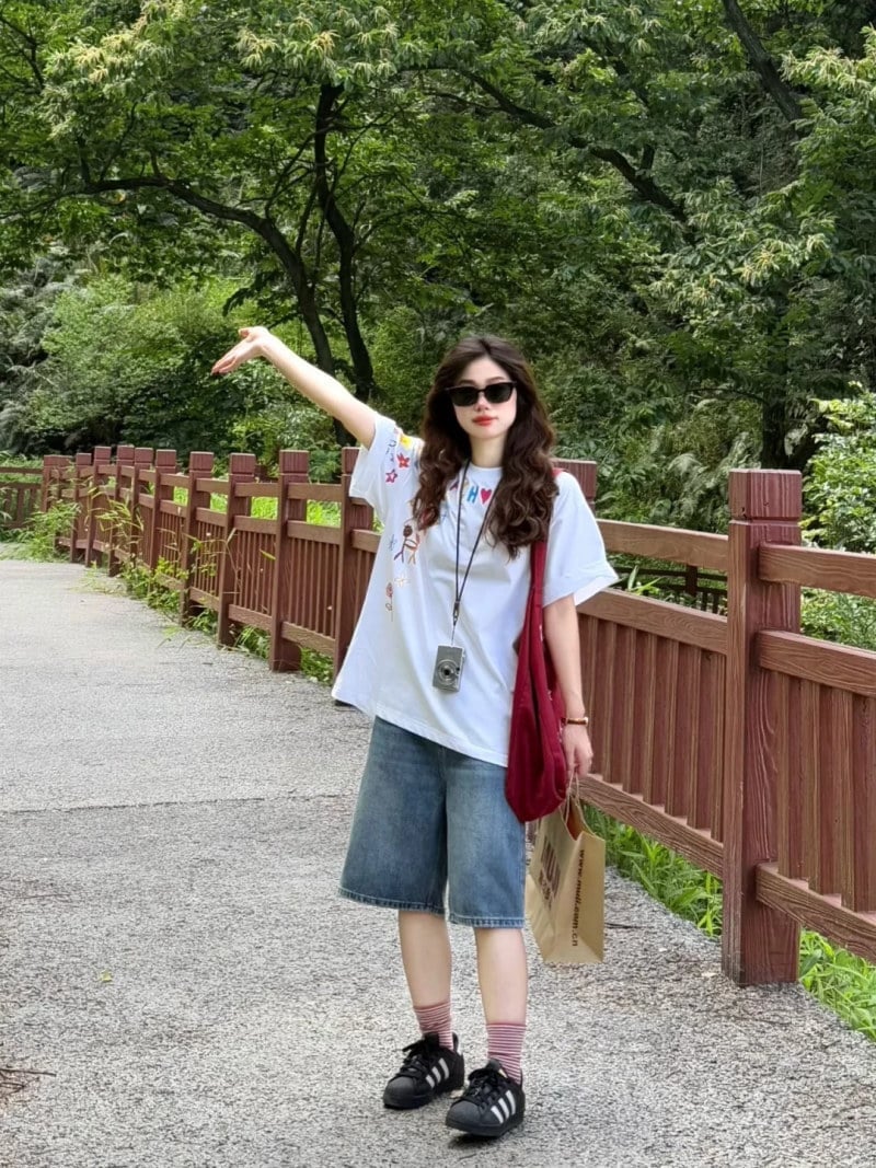 Điểm quan trọng là giữ phần thân trên gọn gàng, có thể là áo ôm nhẹ hoặc sơ mi được sơ vin để tạo đường thẳng liền mạch từ eo xuống chân.