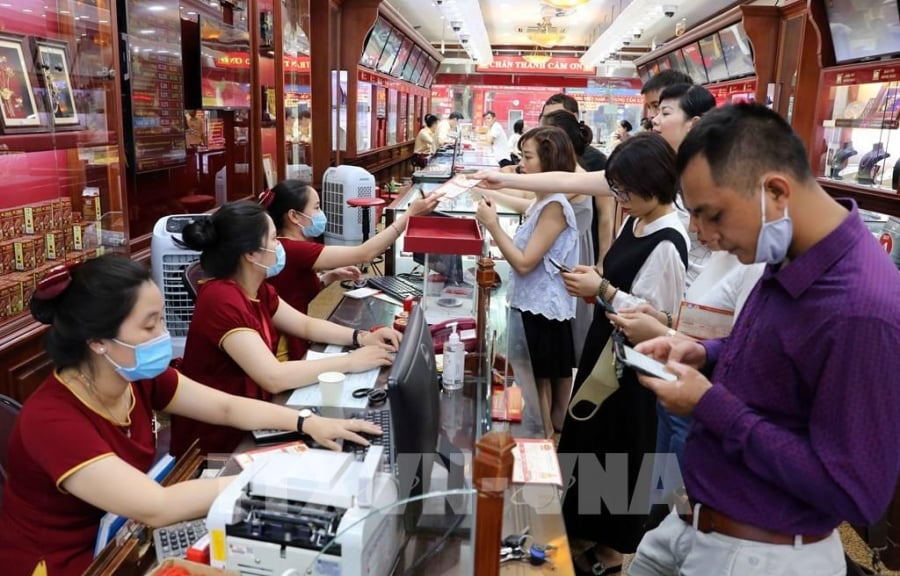 Ở thị trường bạc, giá có xu hướng giảm nhẹ. Cụ thể, tại Tập đoàn Vàng Phú Quý, giá bạc miếng được niêm yết ở mức 2,913 – 3,003 triệu đồng/lượng, giảm 0,53% so với phiên trước.    