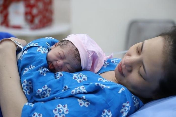 Trao đổi về nội dung này, ông Lê Thanh Dũng – Cục trưởng Cục Dân số (Bộ Y tế) – cho biết mức hỗ trợ tối thiểu được đề xuất là 2 triệu đồng, đồng thời cho phép các địa phương căn cứ điều kiện kinh tế – xã hội để quyết định mức chi cao hơn. 