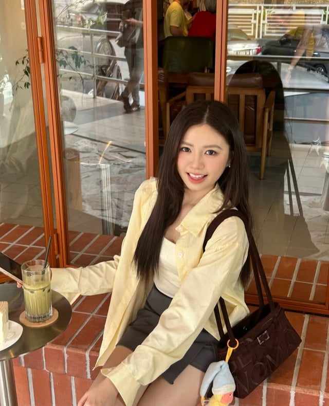 Sơ mi là món đồ quen thuộc trong tủ đồ, nhưng khi chuyển sang tông vàng gà con, diện mạo trở nên tươi mới hơn đáng kể