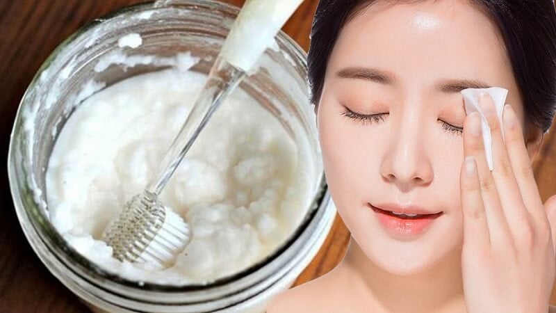 Kết hợp mật ong với sữa chua không đường là một trong những công thức đơn giản nhưng hiệu quả. 