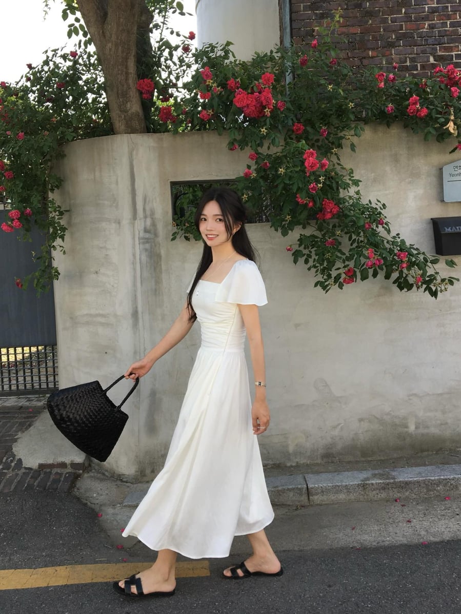 Bên cạnh yếu tố tiện dụng, kiểu dép này còn mang lại diện mạo mạnh mẽ, phù hợp với phong cách hiện đại.