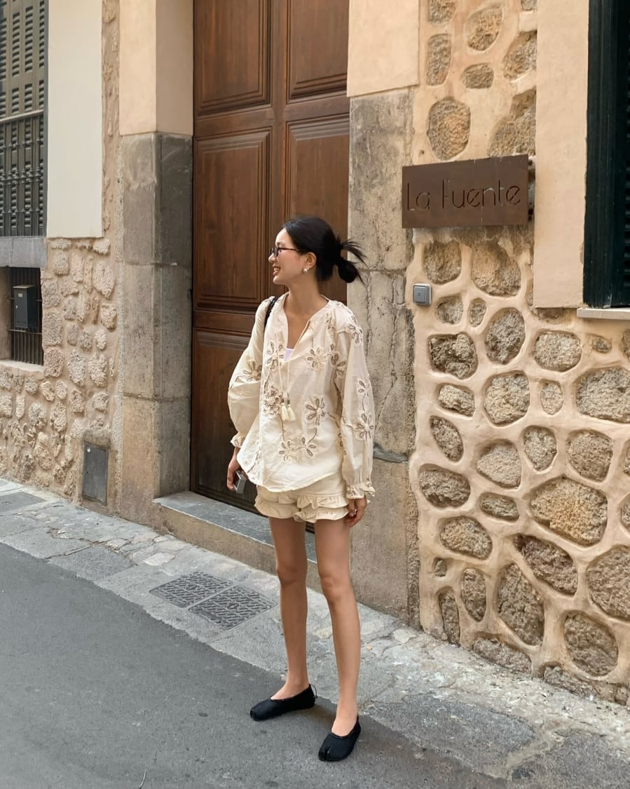 Những sắc độ như trắng ngà, kem hoặc xanh nhạt giúp tổng thể trang phục trở nên “dễ thở” hơn trong mùa nóng, đồng thời tạo cảm giác gọn gàng và sáng sủa.