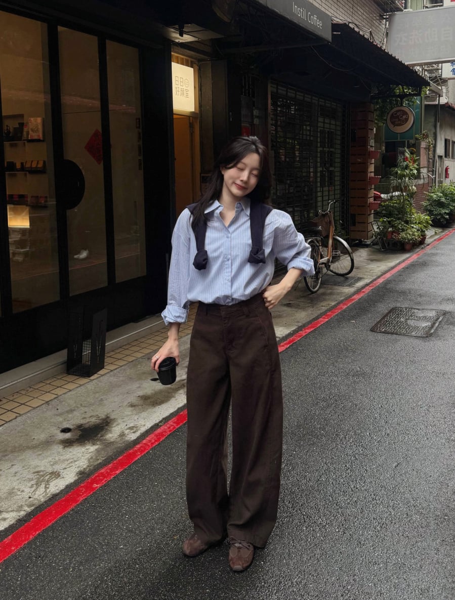 Các tông pastel hoặc nền sáng giúp kiểu áo này trở nên trẻ trung và linh hoạt hơn trong cách ứng dụng.