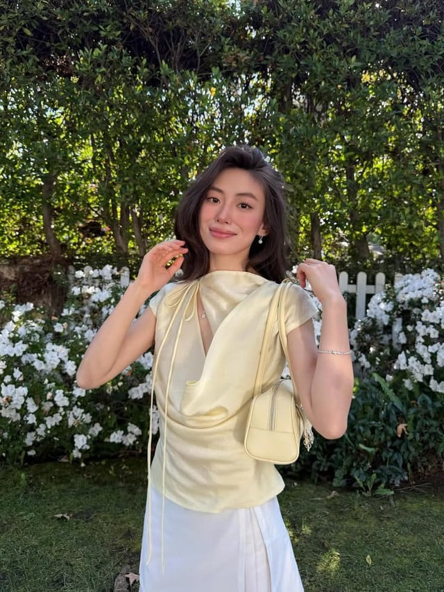 Những thiết kế áo blouse khi kết hợp cùng gam màu này thường mang lại cảm giác thanh thoát và nữ tính. 