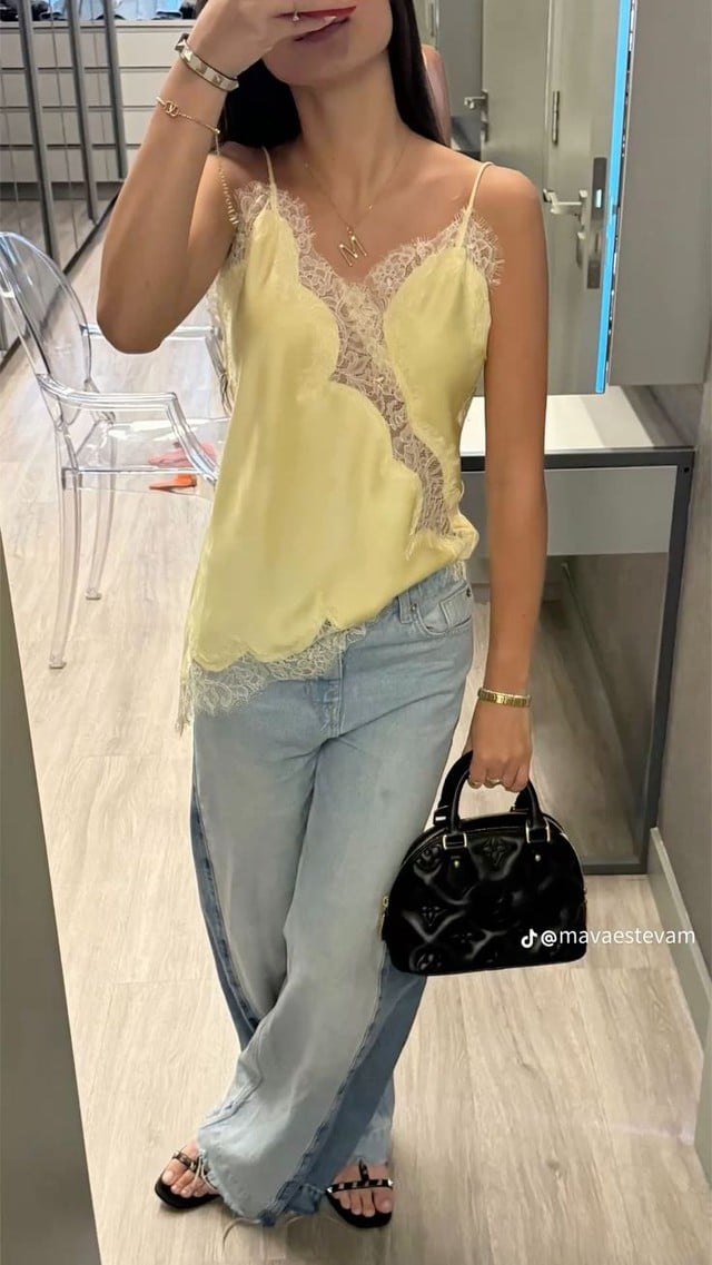 Khi được thể hiện trên nền màu vàng gà con, thiết kế này càng trở nên nổi bật và bắt mắt hơn.