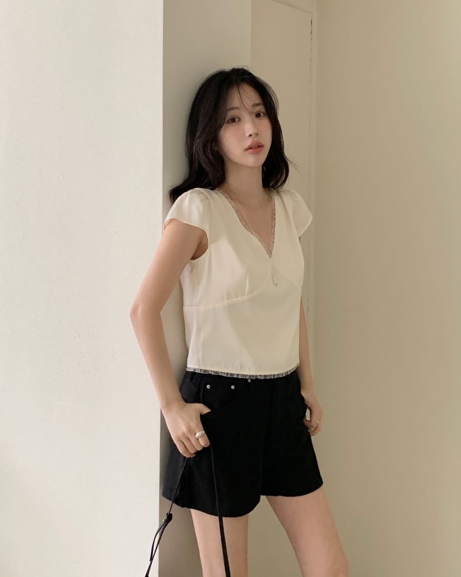 Khi kết hợp với quần short, đặc biệt là các thiết kế cạp cao, bộ trang phục này giúp cải thiện tỷ lệ cơ thể một cách rõ rệt, tạo cảm giác vóc dáng cao ráo hơn.