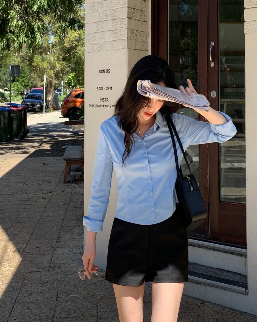 Áo sơ mi khi phối cùng quần short mang đến hình ảnh gọn gàng, hiện đại nhưng không kém phần trẻ trung. 