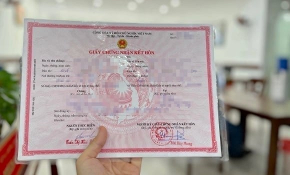 Về việc ủy quyền ký giấy tờ hộ tịch, Bộ trưởng Bộ Tư pháp cho biết dự thảo Luật đã được chỉnh lý theo hướng linh hoạt hơn, không hạn chế phạm vi ủy quyền đối với một số loại giấy tờ nhằm bảo đảm việc giải quyết thủ tục được kịp thời.    