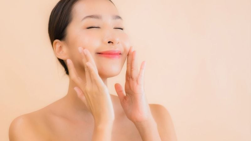 Vitamin C đóng vai trò thiết yếu trong quá trình hình thành collagen của cơ thể. 