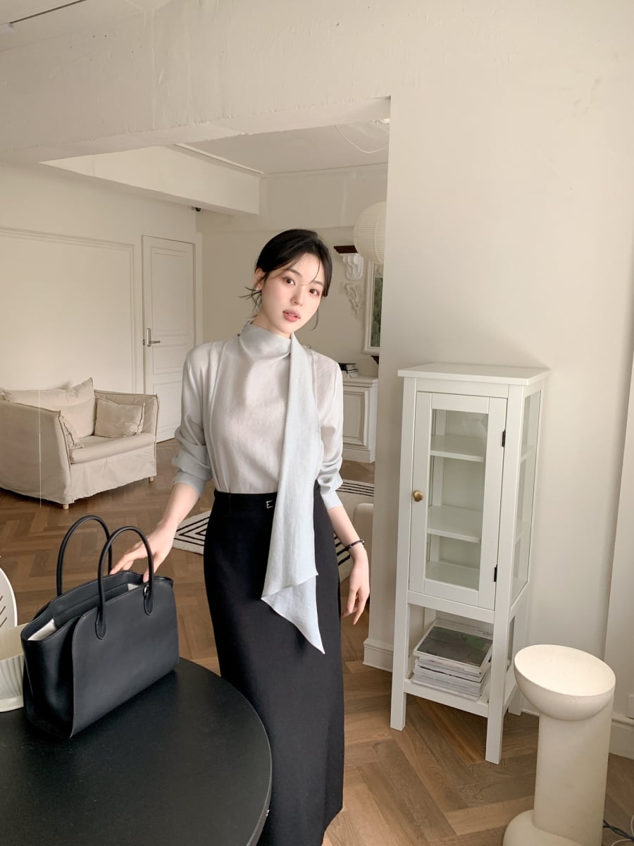Áo blouse khi đi cùng chân váy tạo nên một tổng thể mềm mại, phù hợp với những ai yêu thích phong cách thanh lịch nhưng vẫn muốn giữ sự duyên dáng.