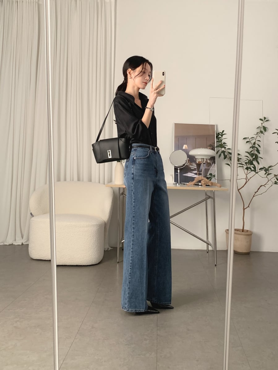Sự xuất hiện của quần jeans trong set đồ công sở mang đến cảm giác thoải mái và trẻ trung hơn so với những công thức truyền thống.