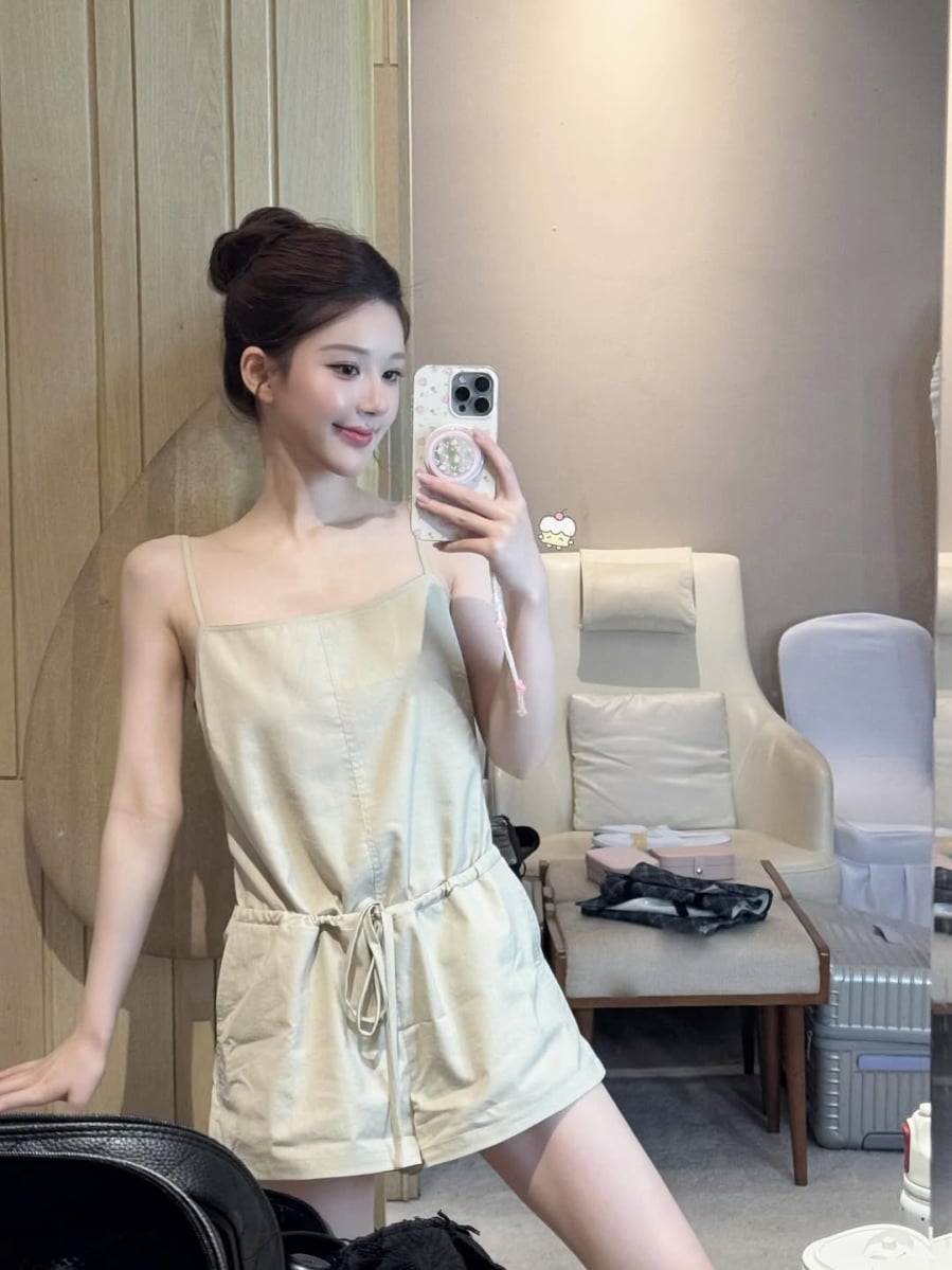  Một chiếc váy hai dây dáng ngắn, có chi tiết nhấn eo như dây rút giúp tổng thể vừa gọn gàng vừa tôn dáng rõ rệt. 