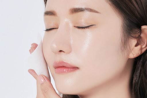 Trong các hoạt chất bôi ngoài, retinol được xem là một trong những thành phần có hiệu quả rõ rệt trong việc cải thiện dấu hiệu lão hóa.