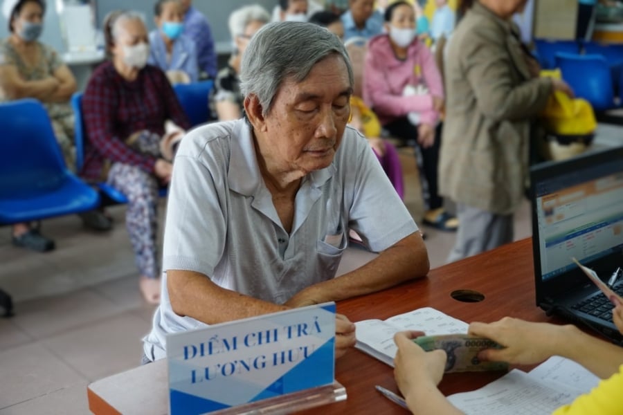 Trong dự thảo, Bộ Nội vụ đề xuất từ ngày 1/7/2026 sẽ thực hiện điều chỉnh tăng 8% trên mức lương hưu, trợ cấp BHXH và trợ cấp hằng tháng của tháng 6/2026 đối với 10 nhóm đối tượng thụ hưởng.    