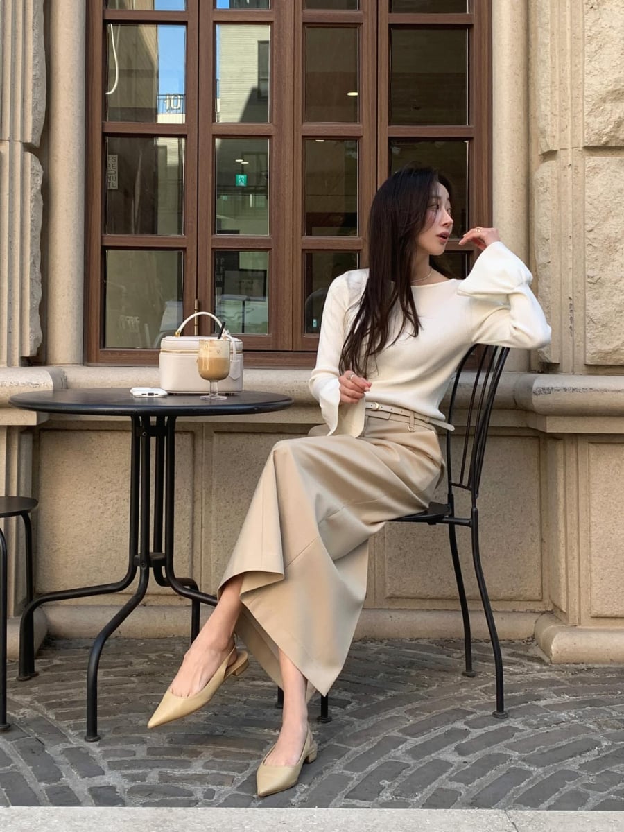 Chân váy dài là lựa chọn lý tưởng để tạo nên sự cân bằng giữa nữ tính và chuyên nghiệp.