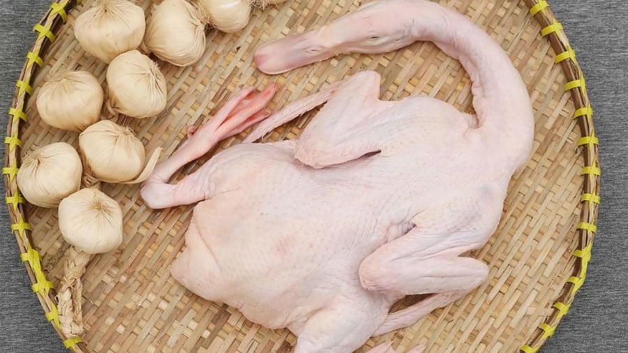 Khi chọn vịt, nên chọn con trưởng thành, không quá già, không quá non, thịt có độ đàn hồi.