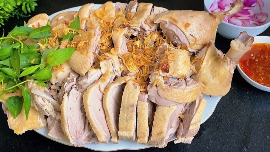 Khi luộc vịt, bạn có thể cho vịt vào nồi khi nước đã được đun nóng.