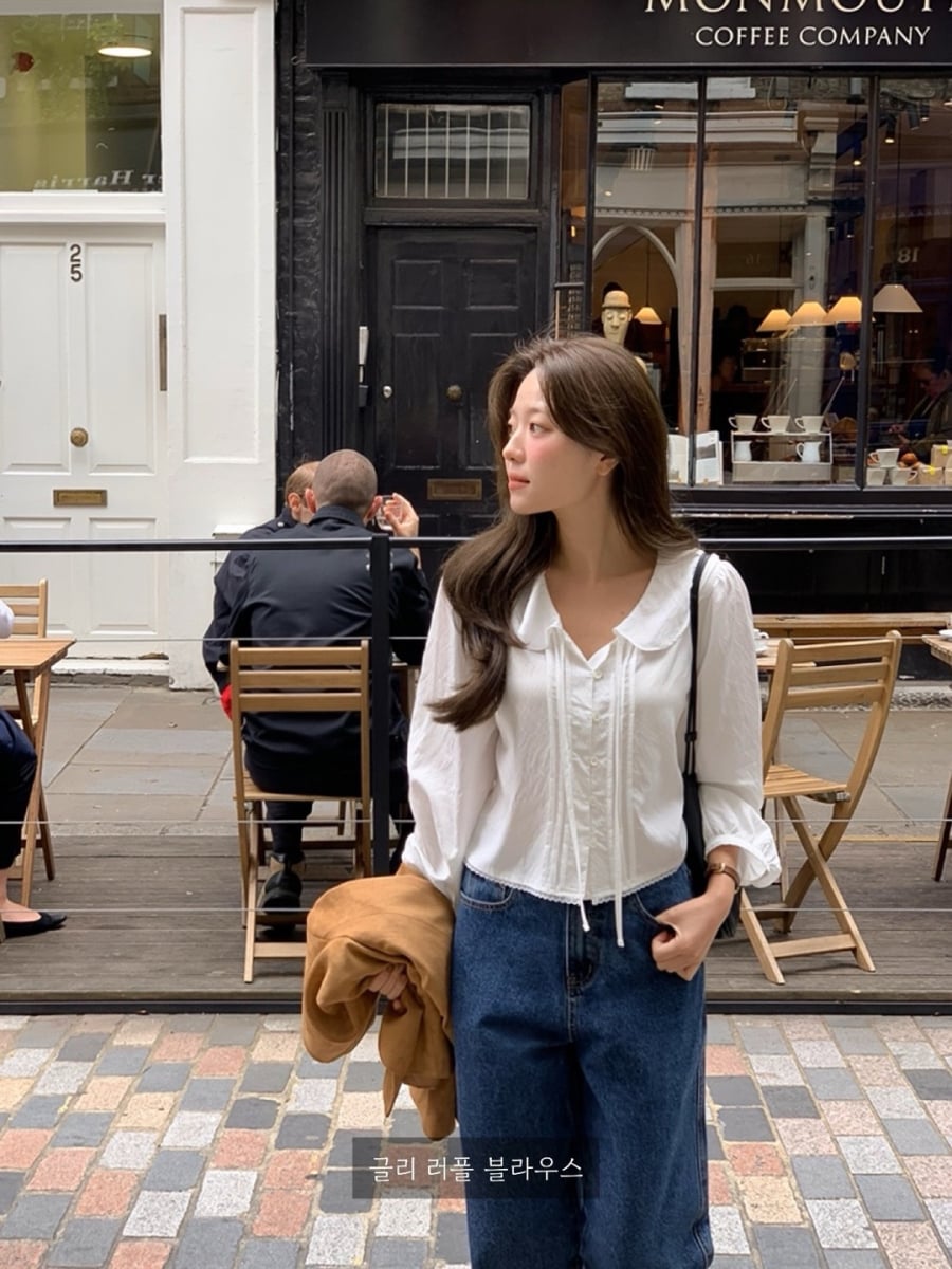 Sự kết hợp giữa quần jeans ống rộng và áo blouse mang lại tổng thể nhẹ nhàng, nữ tính nhưng không kém phần thanh lịch.