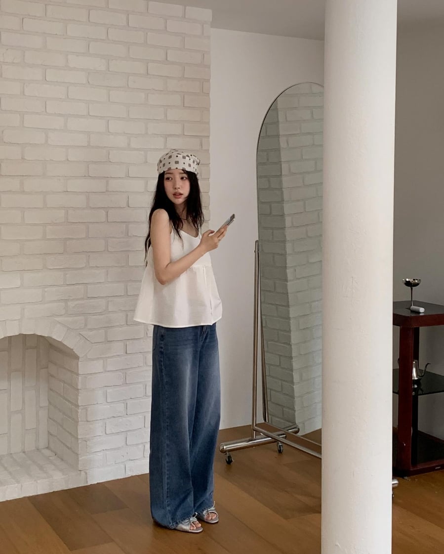 Trong những ngày nắng nóng cao điểm, áo hai dây là lựa chọn lý tưởng khi phối cùng quần jeans ống rộng.