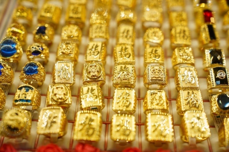 Giá vàng thế giới ngày 26/4/2026 mở đầu tuần ở mức 4.790 USD/ounce, sau đó lùi về kiểm tra vùng hỗ trợ quanh 4.750 USD/ounce rồi bật tăng mạnh, lập đỉnh tuần 4.830 USD/ounce ngay trong phiên đầu tuần. 