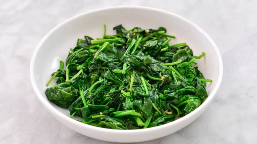 Cải bó xôi (còn gọi là rau chân vịt) giàu chất dinh dưỡng nhưng lại ít calo.