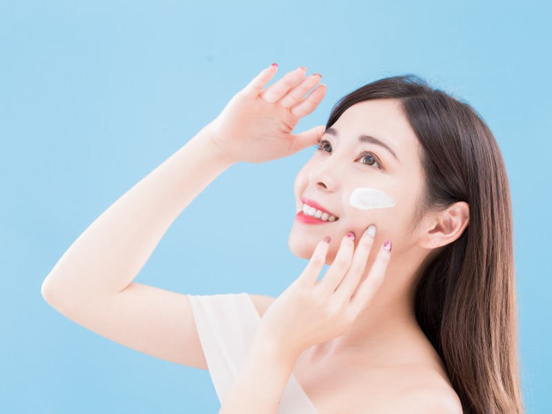 Cách tiếp cận phù hợp là bắt đầu với nồng độ thấp, sử dụng giãn cách để da có thời gian thích nghi.