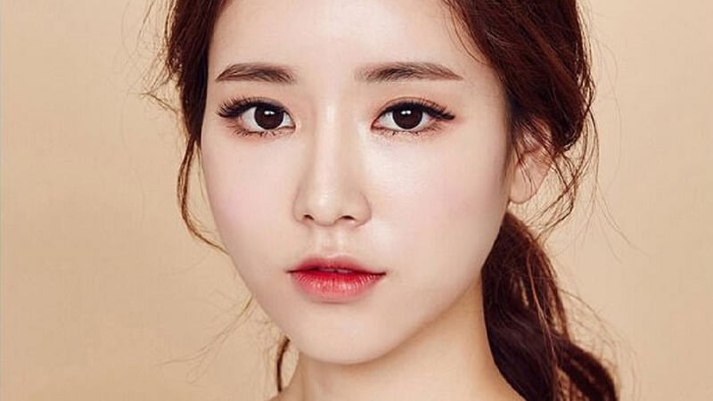 Khoảng cách giữa hai đầu mày cần vừa phải để tránh làm gương mặt bị nặng hoặc thiếu cân đối.