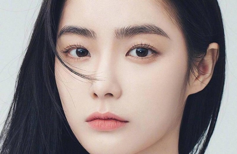 Trong trang điểm, lông mày không chỉ là chi tiết phụ mà đóng vai trò như “khung định hình” cho toàn bộ khuôn mặt. 