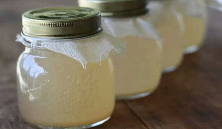 Loại “gia vị chua” được nói tới chính là giấm, phổ biến nhất là giấm gạo – nguyên liệu quen thuộc trong nấu ăn nhưng cũng được sử dụng trong một số mẹo làm đẹp tại nhà. 