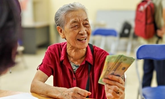 Ngoài chế độ lương hưu, người tham gia Bảo hiểm xã hội Việt Nam theo hình thức tự nguyện khi đủ điều kiện nghỉ hưu còn được cấp thẻ bảo hiểm y tế miễn phí.