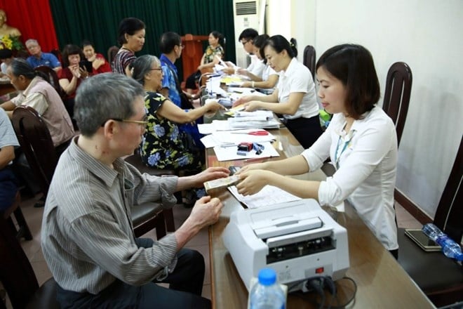 Bên cạnh mức tăng 8% này, những người đang hưởng lương hưu hoặc trợ cấp sau điều chỉnh nếu vẫn có mức thấp hơn 3,8 triệu đồng/tháng sẽ được hỗ trợ tăng thêm. 