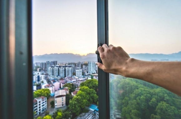 Một trong những sai lầm phổ biến là mở cửa cả ngày hoặc đóng kín không hợp lý. 