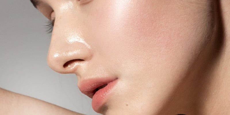 Kem chống nắng luôn là bước cuối cùng trong chu trình dưỡng da và phải được thoa trước khi bắt đầu trang điểm. 