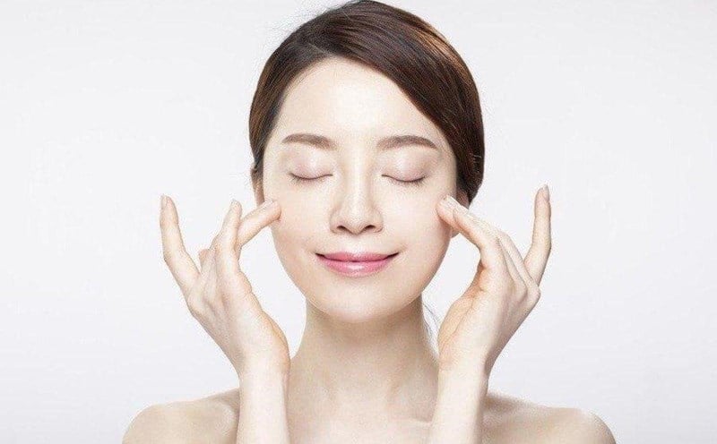 Kem che khuyết điểm nên dùng sau kem nền để xử lý các điểm chưa hoàn hảo như quầng thâm, vết mụn hay thâm nám.