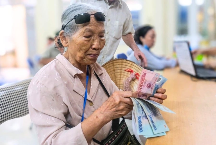 Căn cứ Nghị quyết 34/2025/NQ-HĐND, mức quà được chia theo từng mốc tuổi. Người 70 và 75 tuổi nhận 400.000 đồng/người; 80 và 85 tuổi nhận 500.000 đồng/người. 