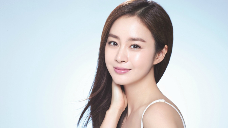 Kem chống nắng sẽ phát huy hiệu quả tốt hơn khi đi kèm các phụ kiện như mũ rộng vành, kính râm, khăn choàng hoặc áo chống nắng. 