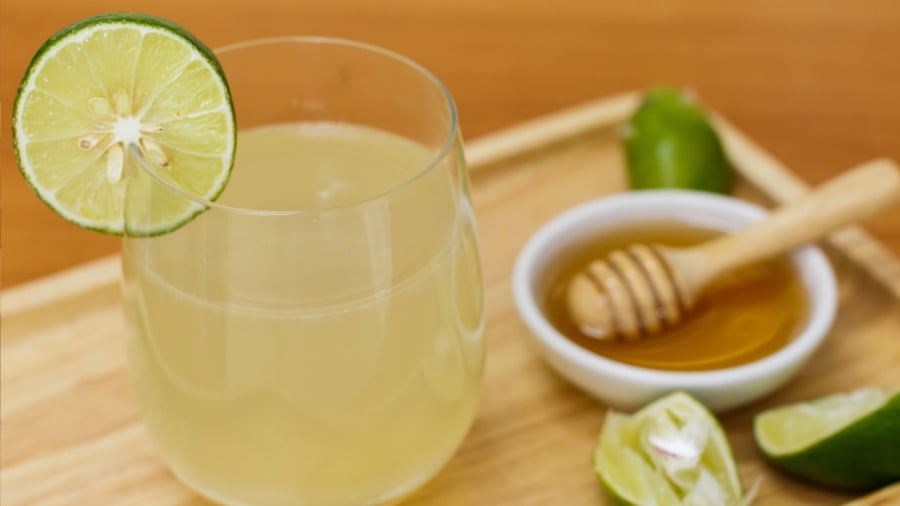 Người bị trào ngược axit dạ dày - thực quản, người bị bệnh răng miệng nên hạn chế uống nước chanh.