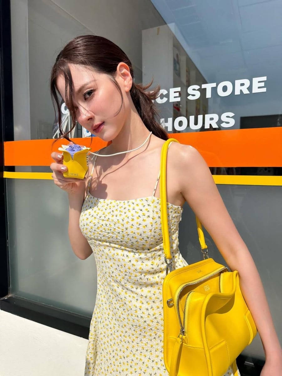  Khi phối cùng túi đồng màu, tổng thể trở nên hài hòa và nổi bật hơn, rất phù hợp cho những buổi chụp ảnh ngoài trời.