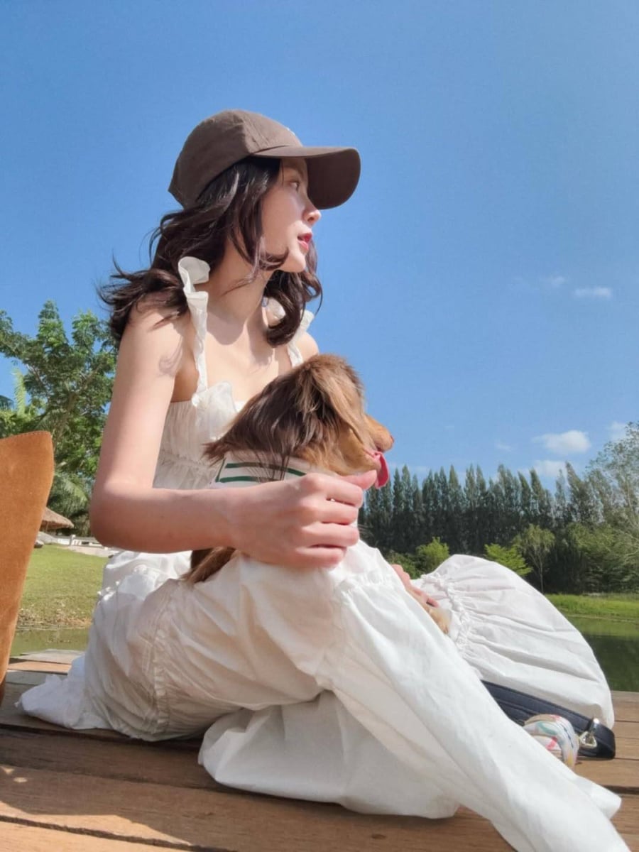 Cuối cùng là set đồ trắng gồm áo hai dây và chân váy – một lựa chọn mang lại cảm giác tinh khôi và dễ chịu. 