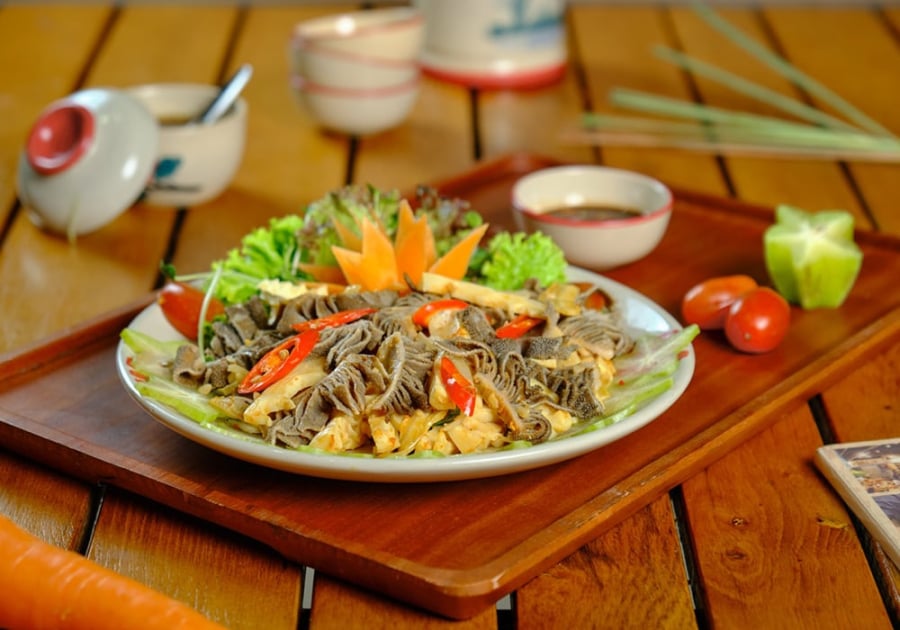 Sách bò xào là món quen thuộc nhờ vị giòn dai và đậm đà.