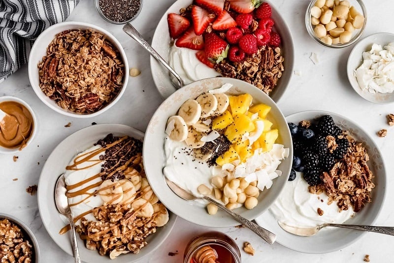 Sữa chua là nguồn cung cấp canxi dồi dào, rất tốt cho xương và răng. Một cốc sữa chua có thể đáp ứng gần một nửa nhu cầu canxi mỗi ngày. 