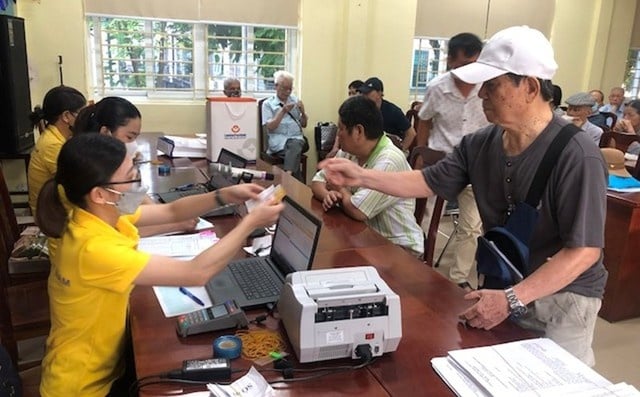 Bên cạnh đó, cán bộ cấp xã và những người hoạt động không chuyên trách ở xã, thôn, tổ dân phố đang hưởng lương hưu hoặc trợ cấp hằng tháng theo các quy định của Chính phủ qua từng thời kỳ cũng thuộc diện điều chỉnh.    